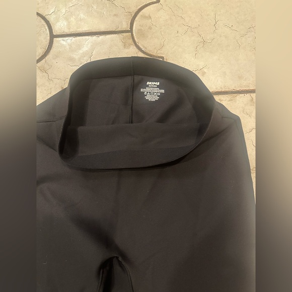 SKIMS BODY LEGGINGS SIZE XS, BRAND NEW - Picture 2 of 4